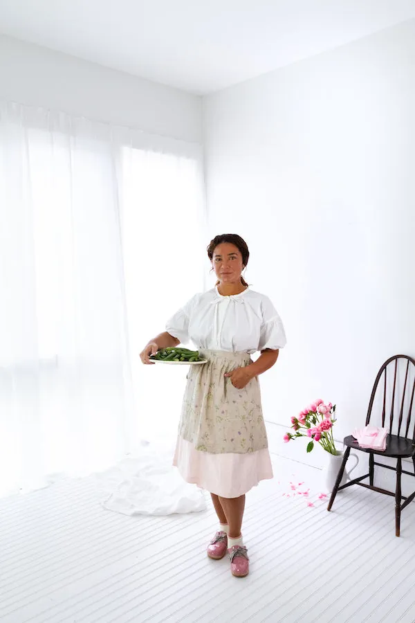 HOSTESS APRON IN HERB LINEN