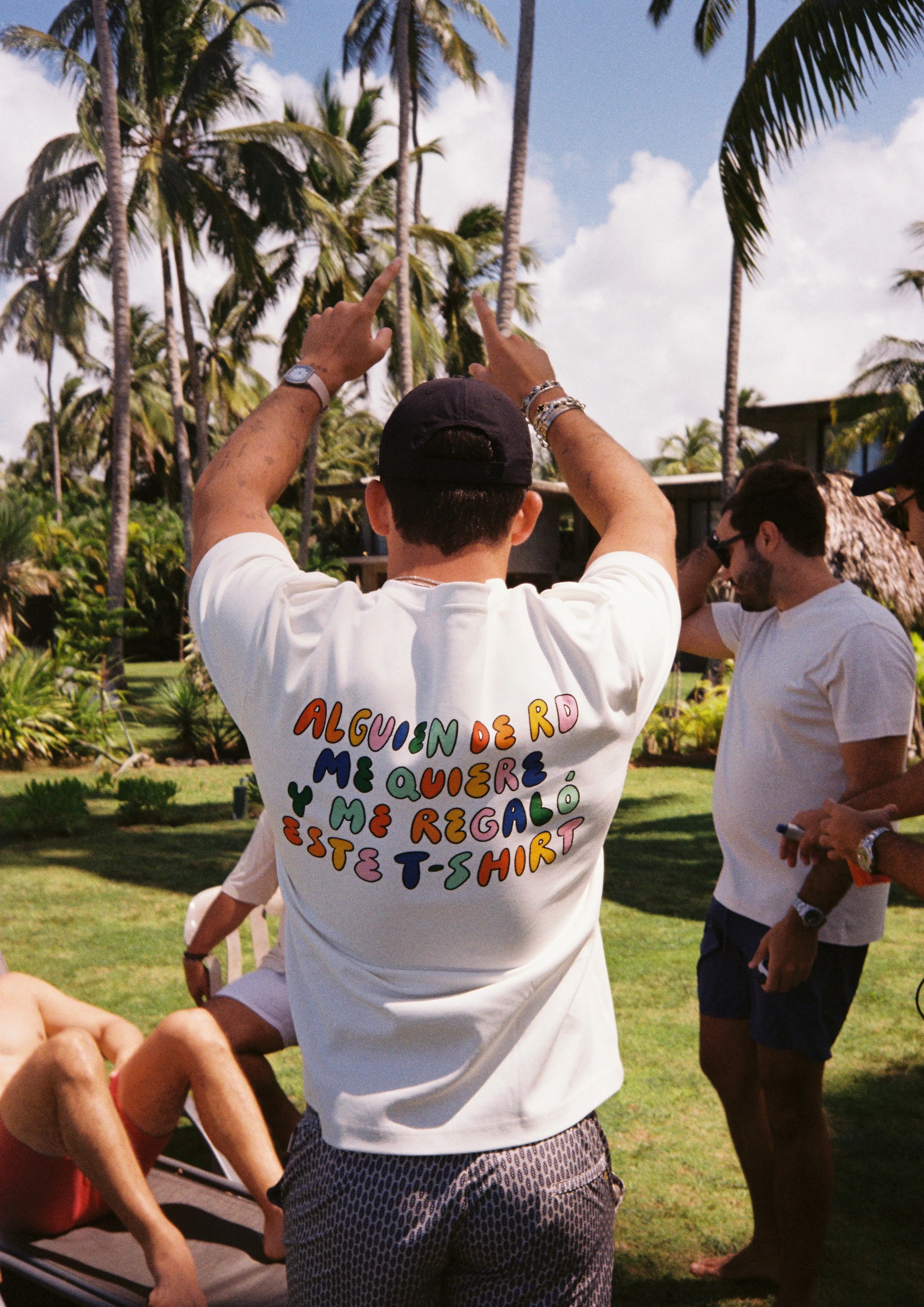 "Alguien de RD me quiere" T-Shirt (Pre-Order only for Medium)
